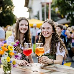 Zwei Frauen stoßen auf der Ellmauer Sommernacht an