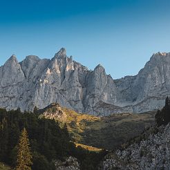 Blick auf zackige Felsgipfel des Wilden Kaisers in der Morgenstimmung