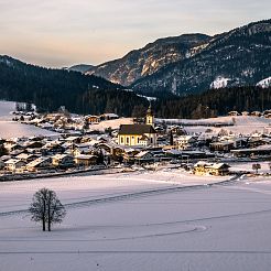 Sicht auf einen schneebedeckten Ort