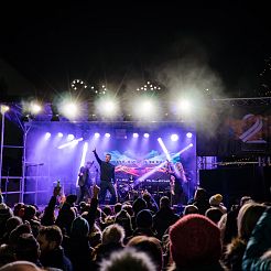 Blick über Publikum auf Bühne mit Live-Band