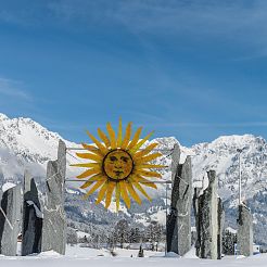 Steine mit einer Sonnen "Statue" im Hintergrund eine Berglandschaft