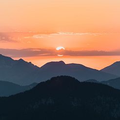 Landschaft mit orangem Himmel zu Sonnenaufgang