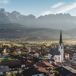 Blick auf Dorf im Sommer mit Berge im Hintergrund