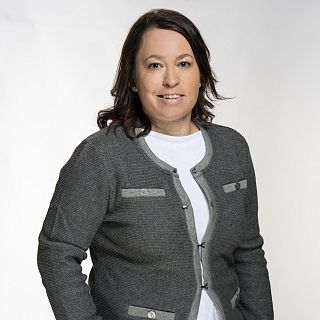 Portrait einer lächelnden, brünetten Frau