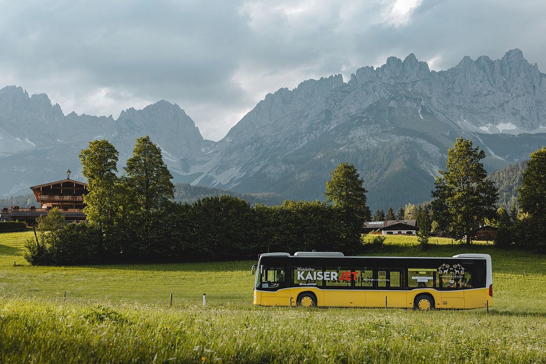 Kaiserjet Bus vor Wilder Kaiser Kulisse