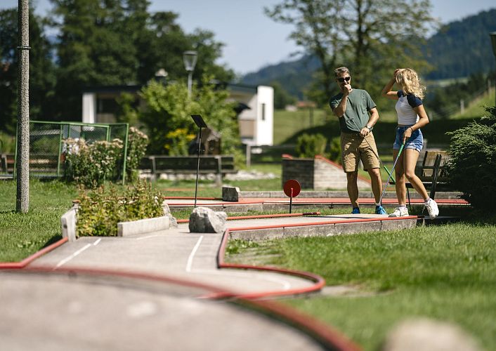 minigolf-franzlhof-soell-sommer2023-wilderkaiser-foto-stefanleitner-9-4