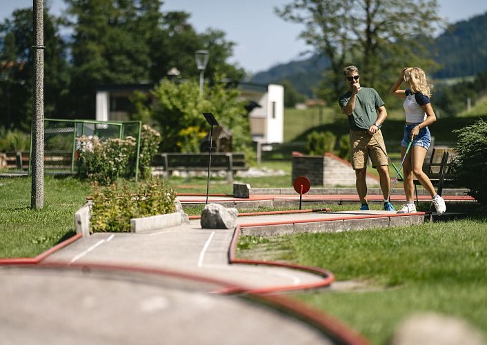 minigolf-franzlhof-soell-sommer2023-wilderkaiser-foto-stefanleitner-9