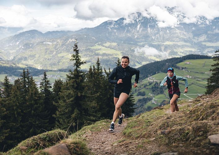 trailrunning-mit-rosanna-buchauer-und-nora-havlinova-wilder-kaiser-foto-mathaeus-gartner-4