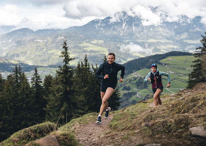 trailrunning-mit-rosanna-buchauer-und-nora-havlinova-wilder-kaiser-foto-mathaeus-gartner