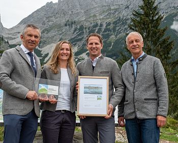 verleihung-europaeisches-wanderguetesiegel-wochenbrunner-alm-foto-von-tvb-wilder-kaiser-1