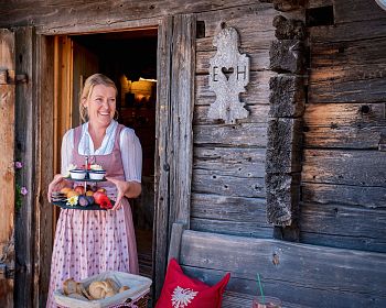 wilder-kaiser-geniesser-fruehstueck-am-berg-au-hochalm-sommer2021-marcel-laemmerhirt-6-1