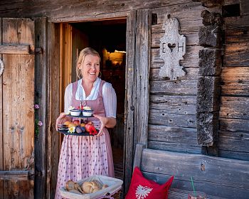 wilder-kaiser-geniesser-fruehstueck-am-berg-au-hochalm-sommer2021-marcel-laemmerhirt-6-5